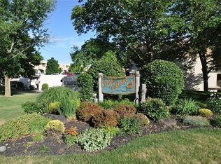 408 Bay Village Dr, Rochester, NY 14609