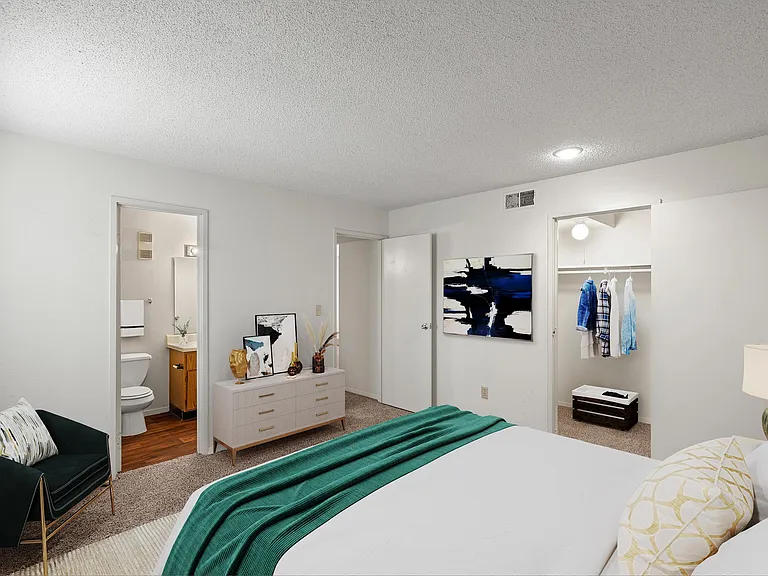Bristol Pointe Apartments — Photo 16