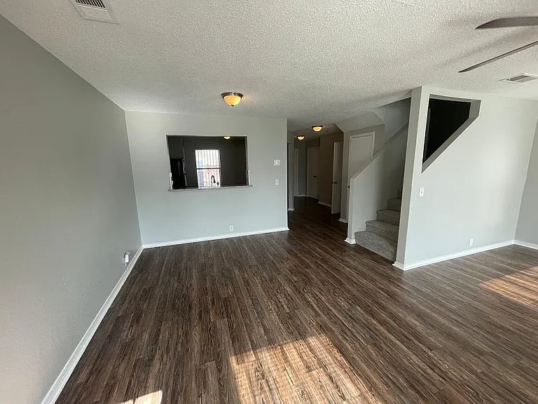 846 Trinity Ln — Photo 3
