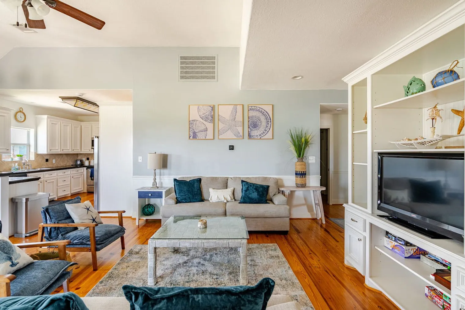 6 bed, 3.0 bath, 2400 sqft, $5,454 — Photo 1