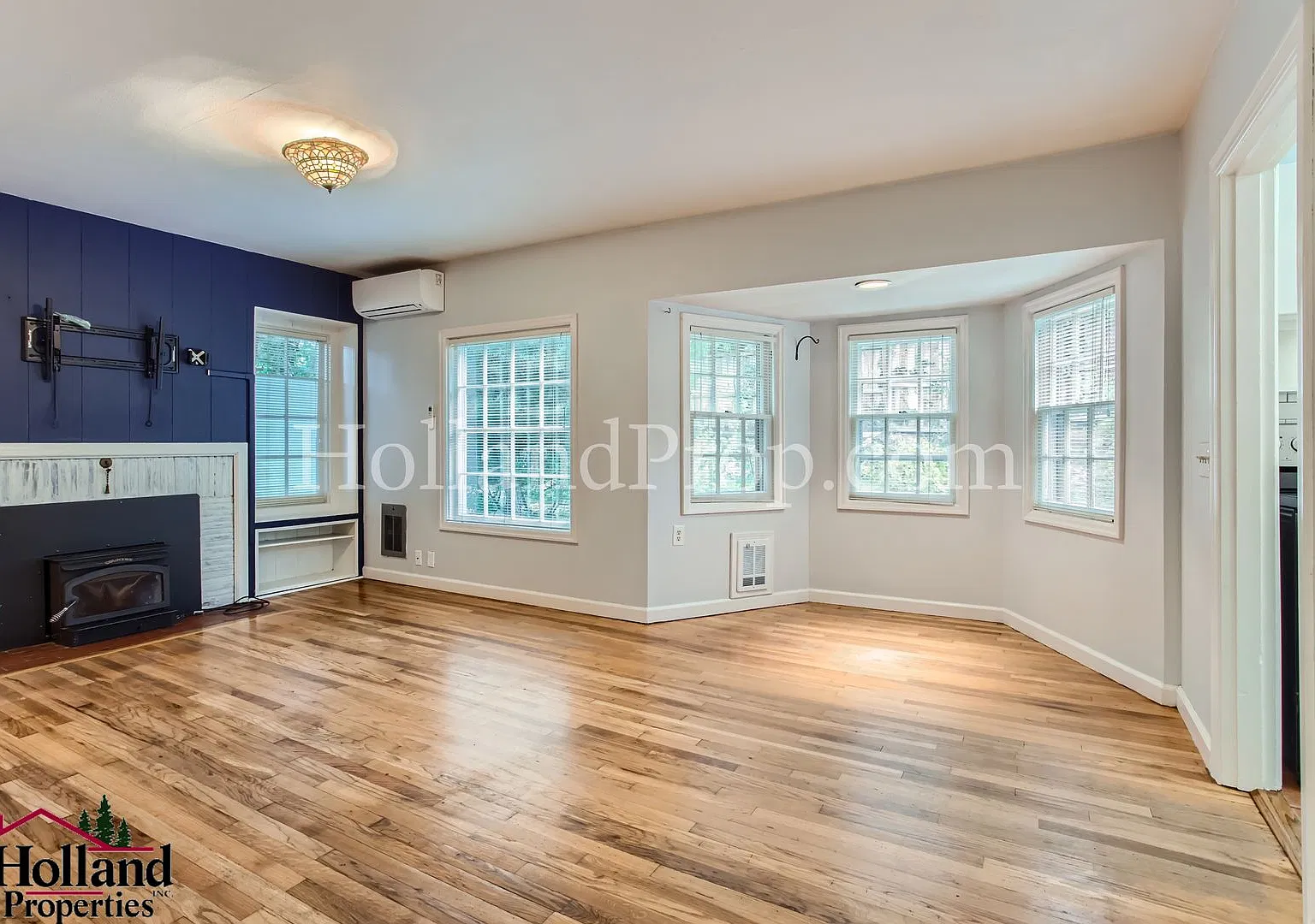 Charming 2 Bed 1 Bath In Great Location Special Discount Of $300 On Your First Full Mothn's Rent — Photo 4