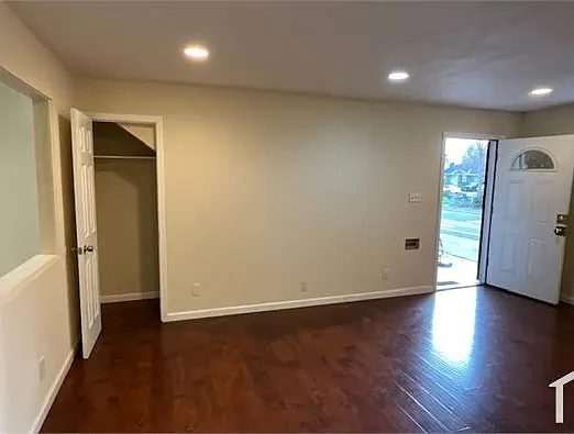 9866 Bancroft Ave — Photo 6