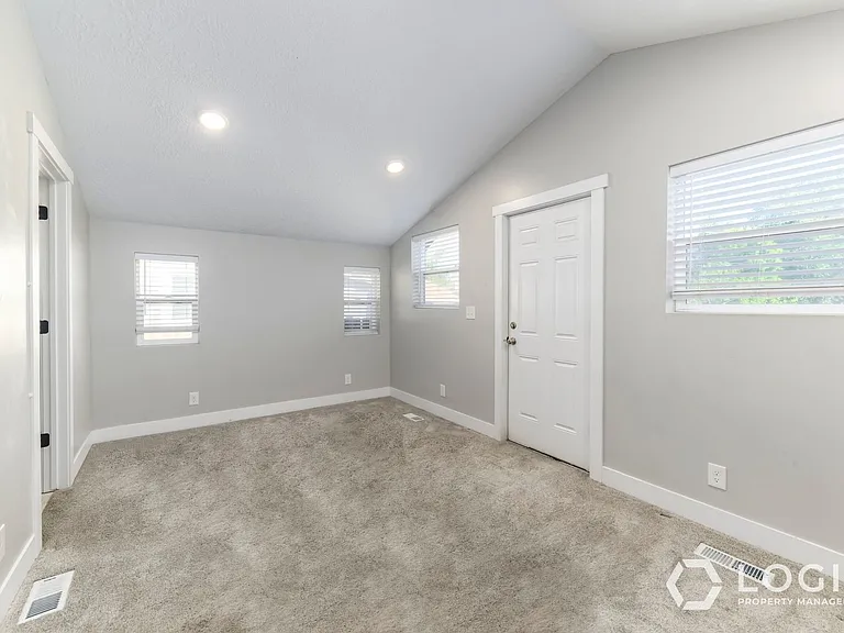 935 W 200 N — Photo 16