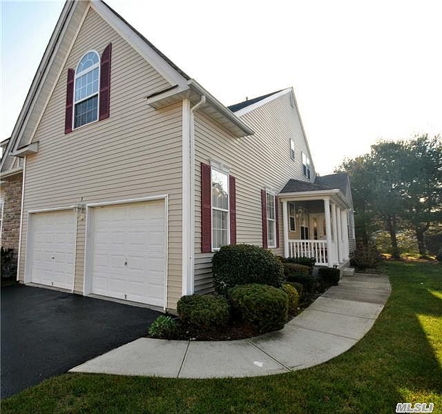 1st image of 8 Meadow Pond Cir