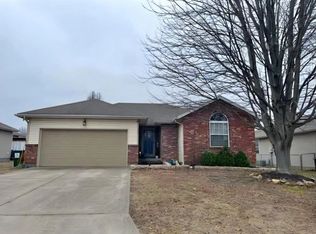 405 Valley View Dr, Frontenac, KS 66763
