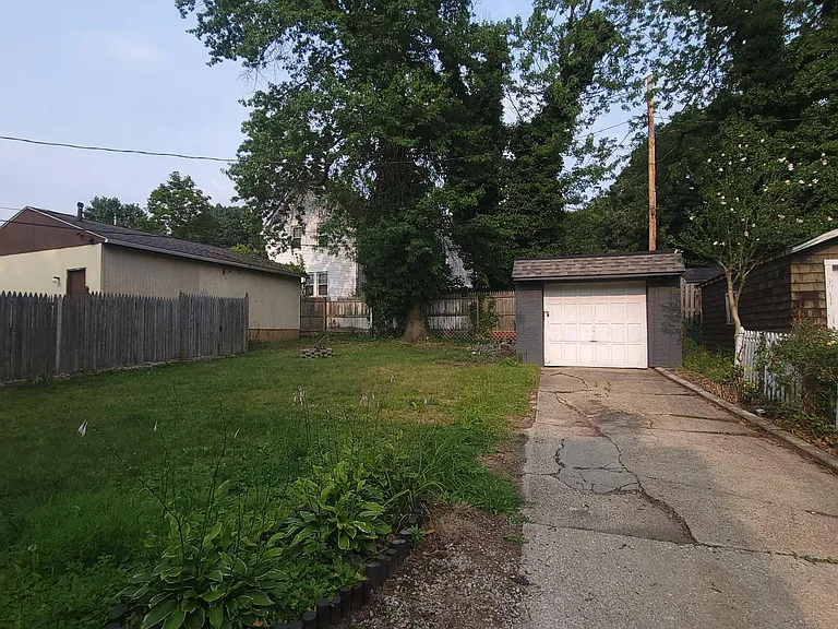1401 Grant St — Photo 29