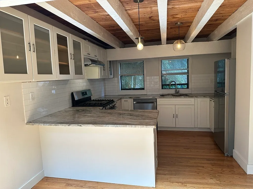 2 bed, 2.0 bath, 1174 sqft, $4,800 — Photo 3