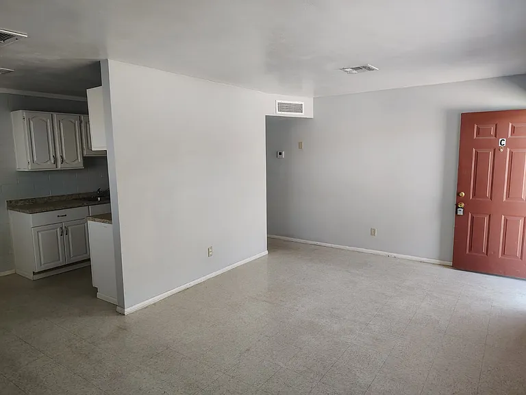 1055 N 8th Pl #C — Photo 2
