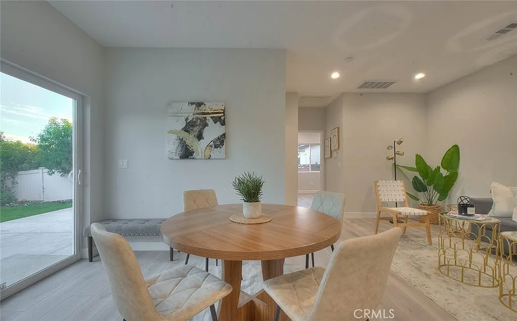 3 bed, 2.0 bath, 1020 sqft, $3,400 — Photo 4