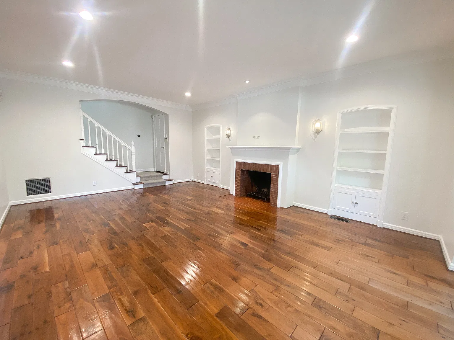 2 bed, 1.5 bath, 1800 sqft, $5,500 — Photo 3