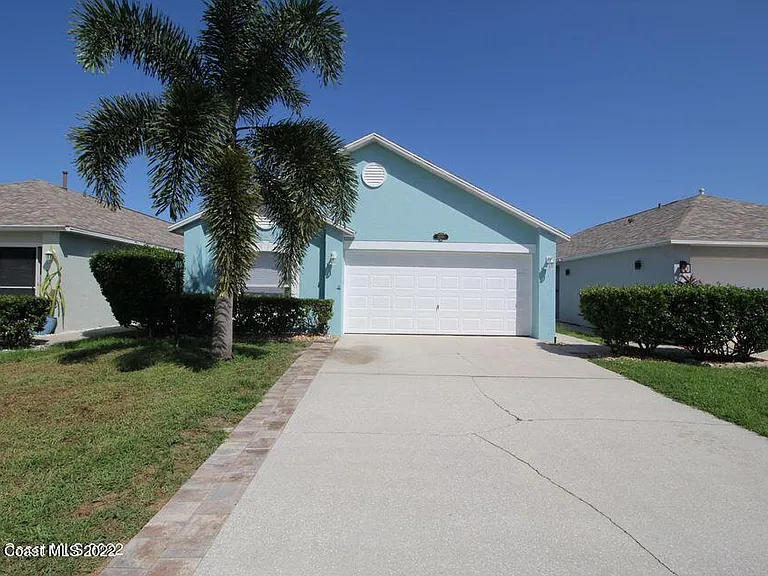 2230 Redwood Cir NE — Photo 1