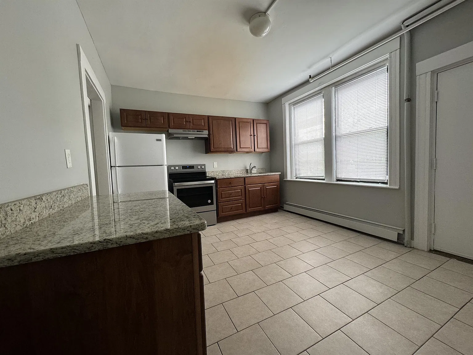 3 bed, 1250 sqft, $1,800 — Photo 3