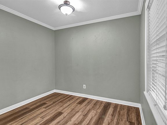 3rd image of 1100 Meadowlane St