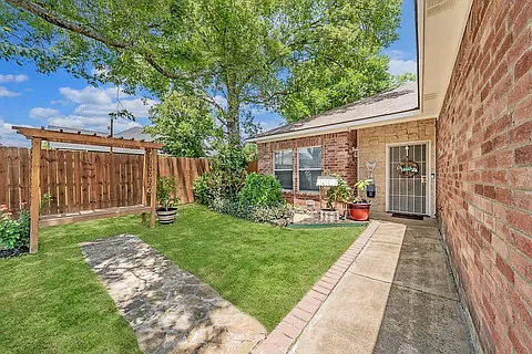 3 bed, 1320 sqft, $2,300 — Photo 2