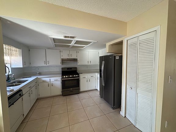 4th image of 819 Poinciana St