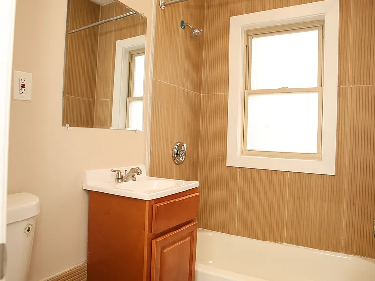 Noble Tudor Apartments — Photo 10