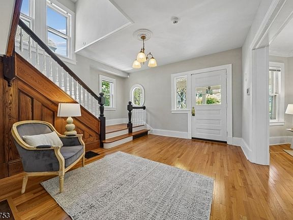 5th image of 215 Inwood Ave