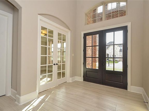 3rd image of 493 Anfield Cir