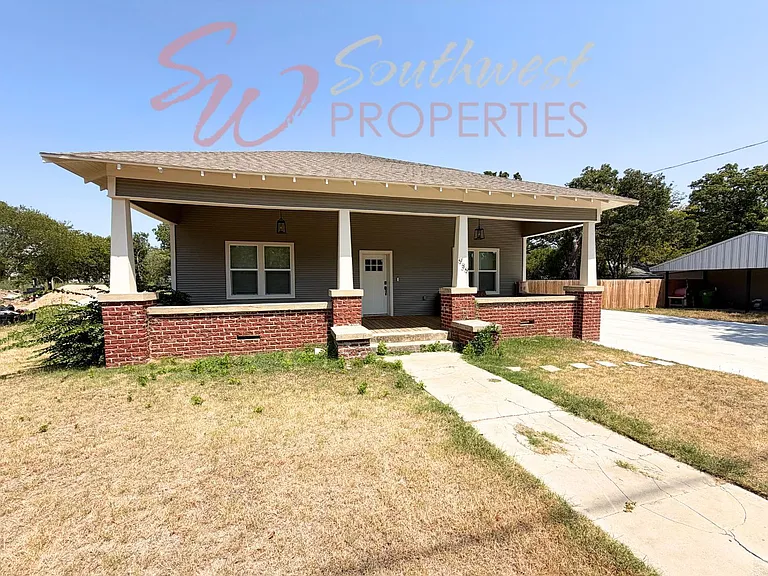 939 W Frey St — Photo 2