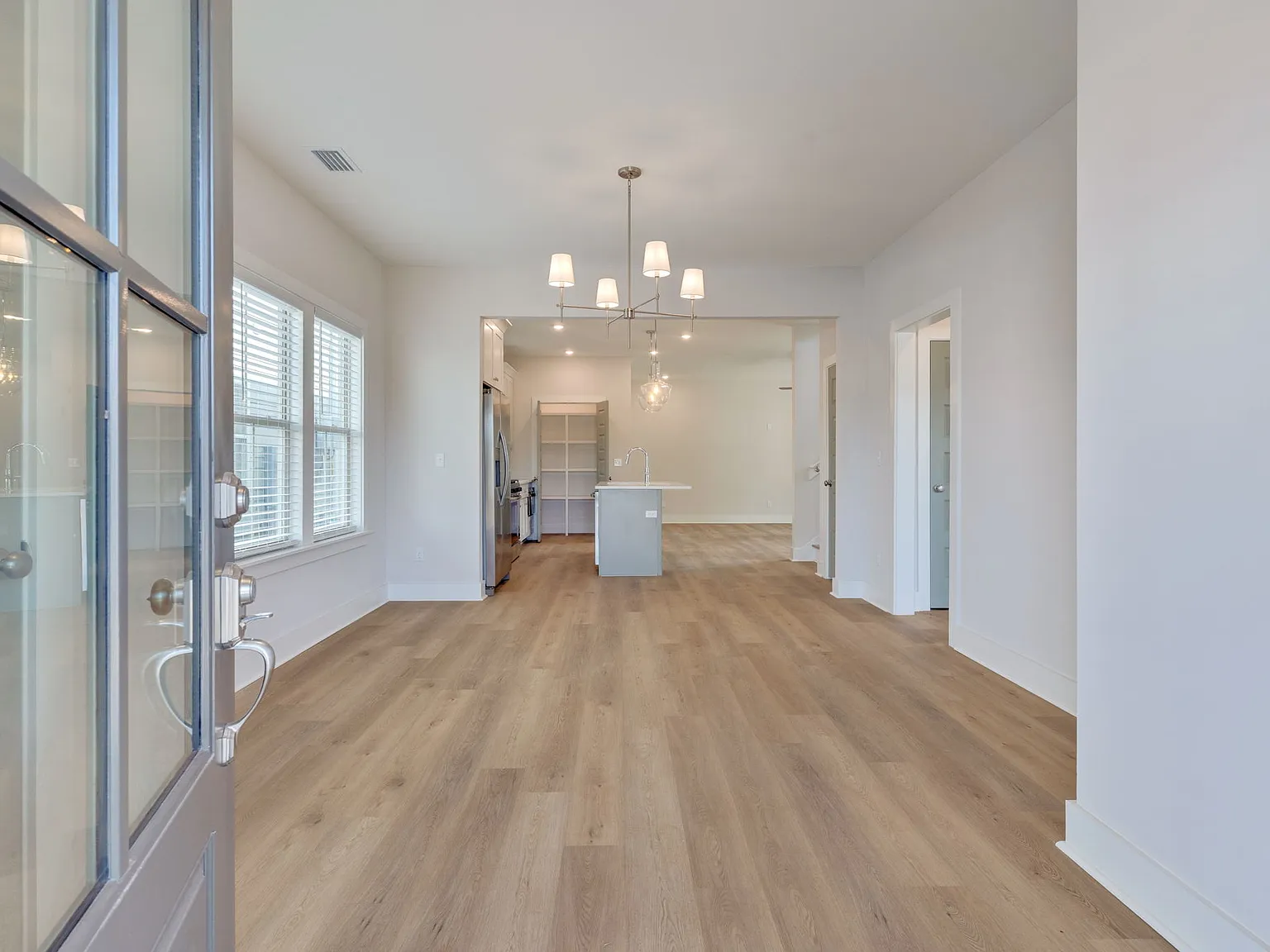 4 bed, 2250 sqft, $3,200 — Photo 2