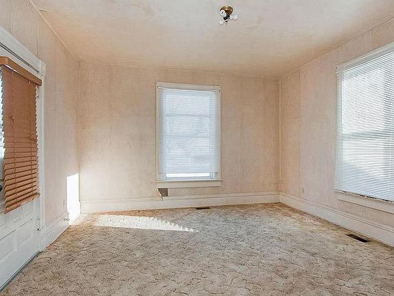4th image of 221 E 1st Ave