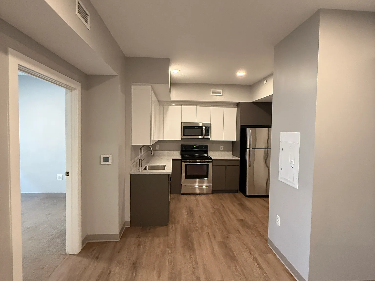2 bed, 1000 sqft, $4,000 — Photo 4