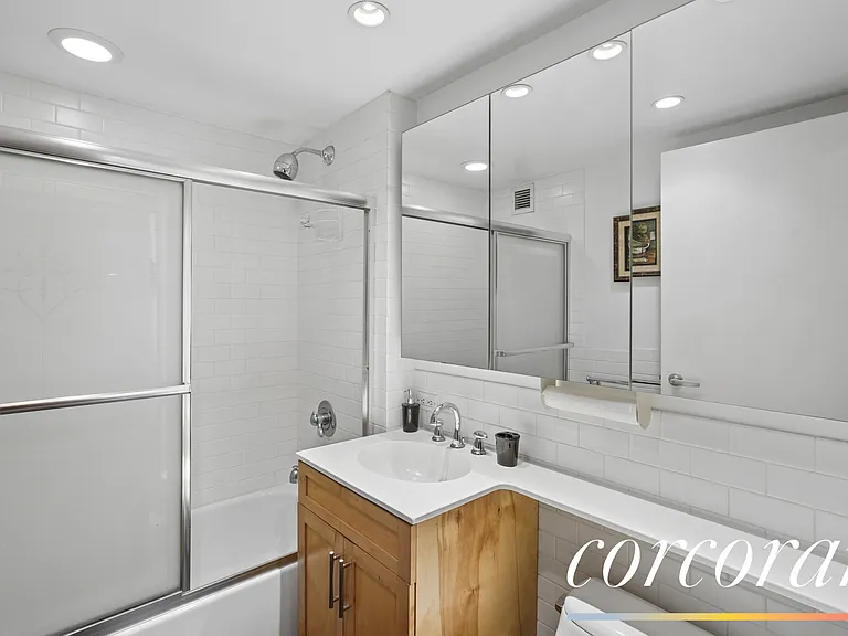 516 W 47th St #S3G — Photo 8