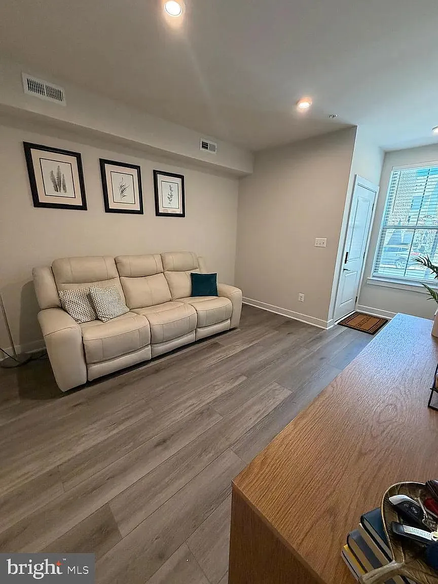 3 bed, 2.5 bath, 2132 sqft, $3,000 — Photo 4