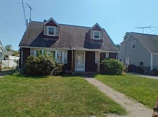 13 Peri Ln, Valley Stream, NY 11581