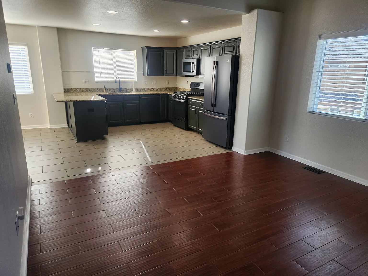 2 bed, 2.5 bath, 1383 sqft, $2,200 — Photo 4