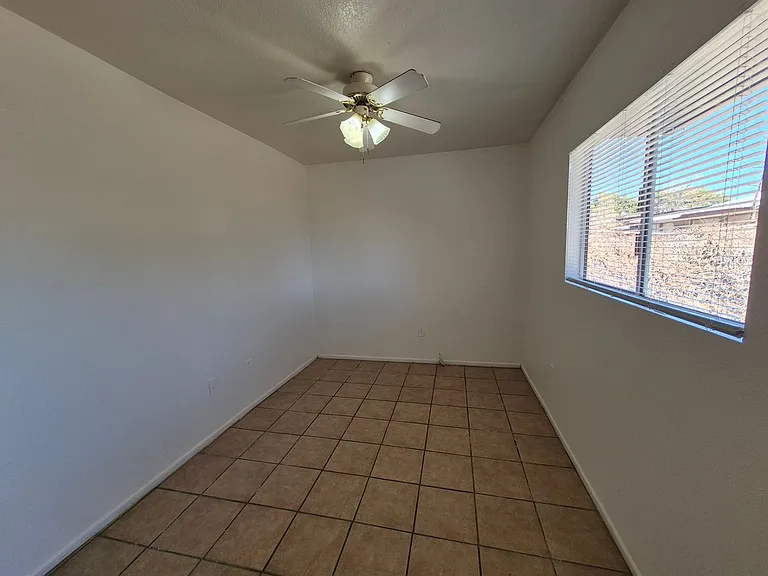 1131 S Avenue C — Photo 7