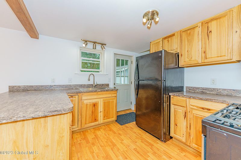 5th image of 105 East Street