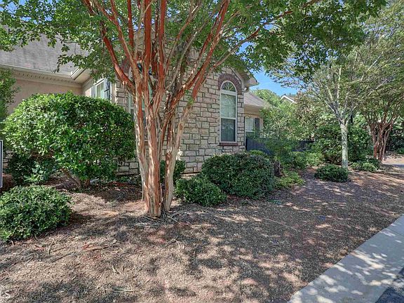 4th image of 305 Gladstone Dr #305