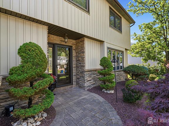 5th image of 14 Heathrow Ln