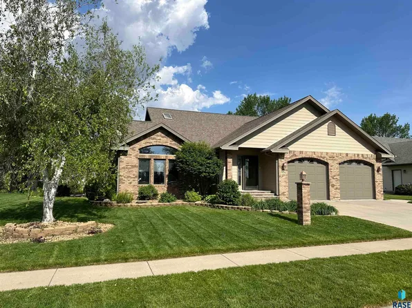904 S Stadium Dr, Freeman, SD 57029