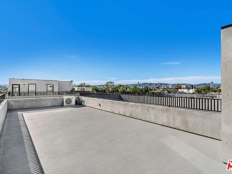 2204 1/2 Carmona Ave — Photo 30
