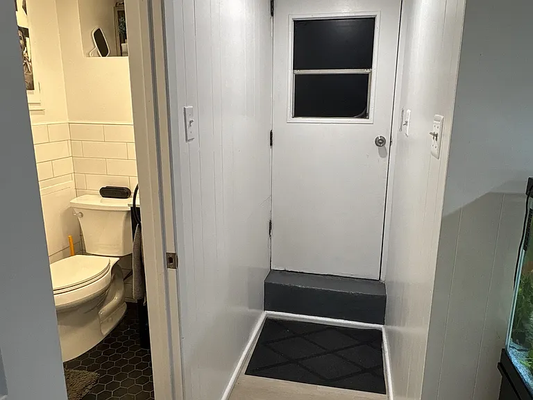 747 Crawford Ave #BASEMENT — Photo 11