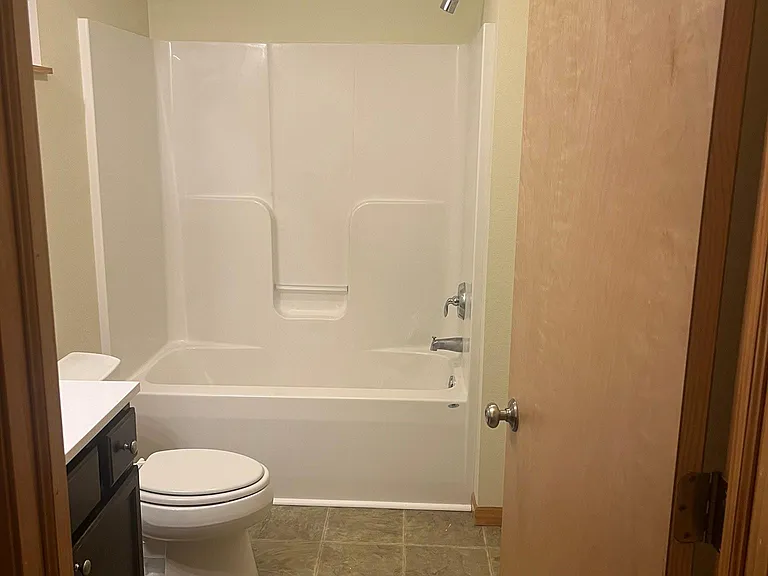 Upper level full bath.