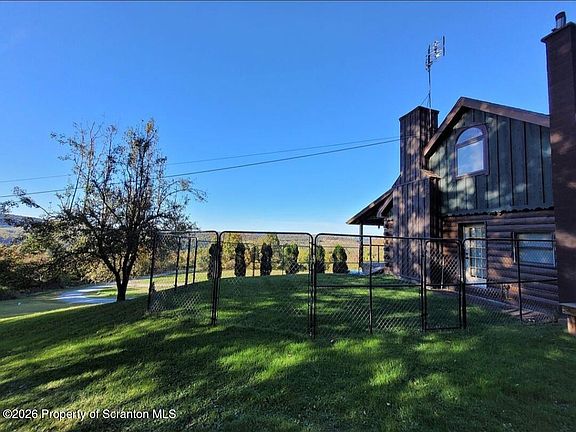 5th image of 158 Backwoods Ln