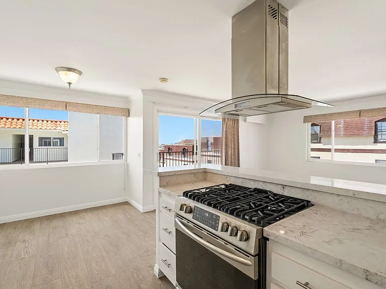 1720 Ardmore Ave #221 — Photo 8