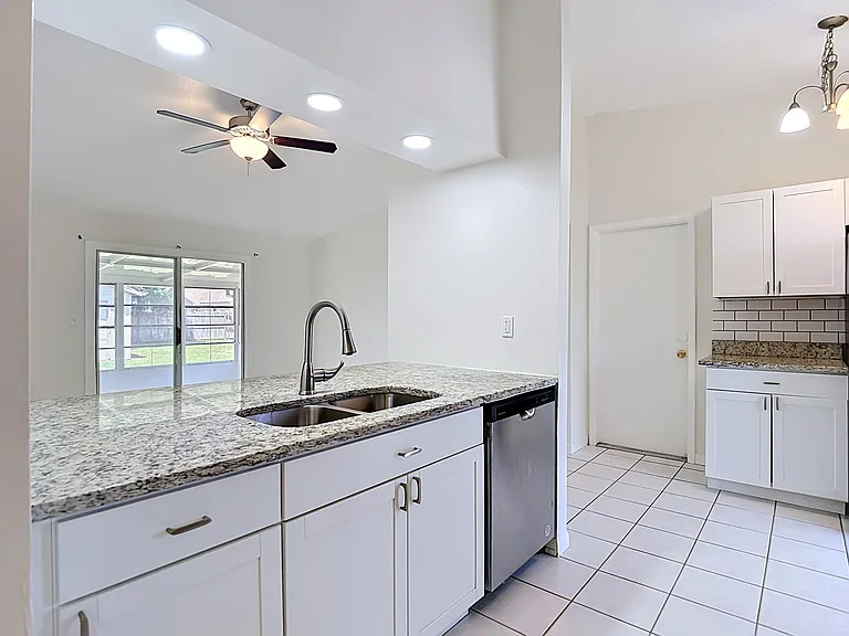3255 Amherst Ave — Photo 11