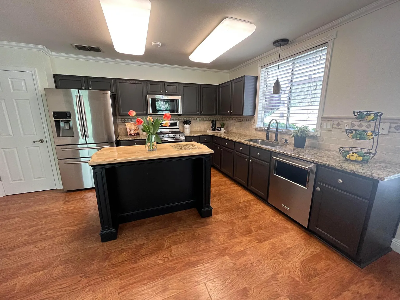 4 bed, 2.5 bath, 2260 sqft, $2,995 — Photo 3