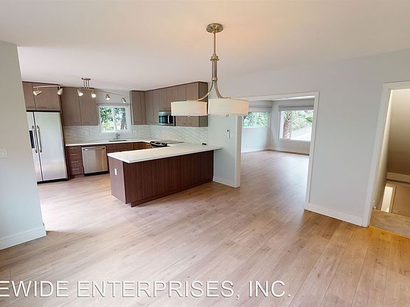 5th image of 144 Bronwood Ave