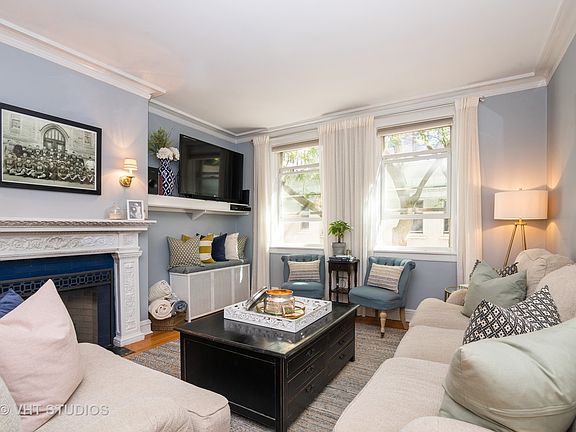 4th image of 437 W Aldine Ave #21