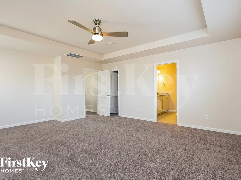 557 Hillpark Ln — Photo 8