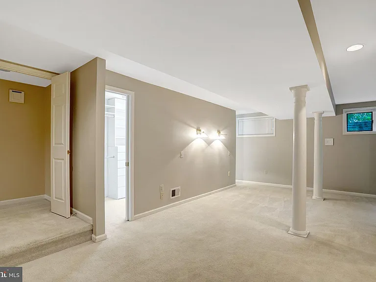 821 N Latham St — Photo 43