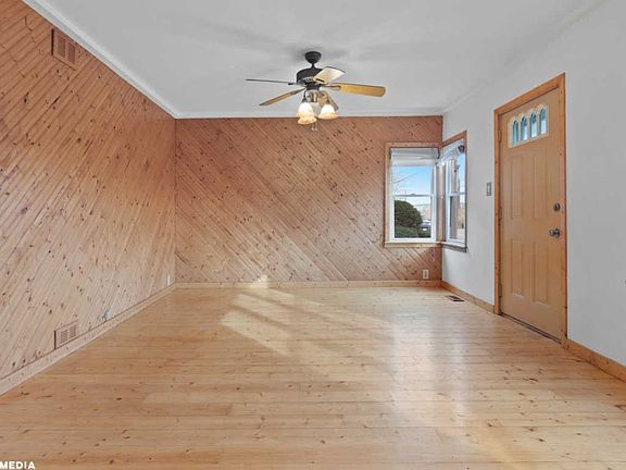 3rd image of 15728 Woodlawn West Ave