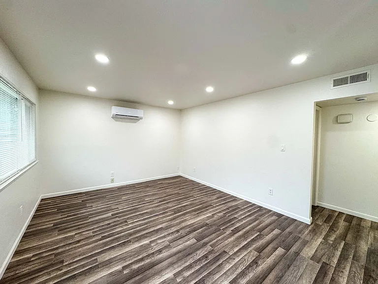 916 Dornajo Way #4 — Photo 8
