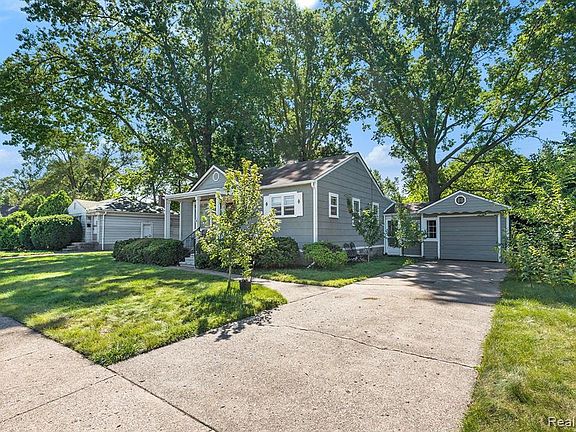 4th image of 3690 Morrissey Ave