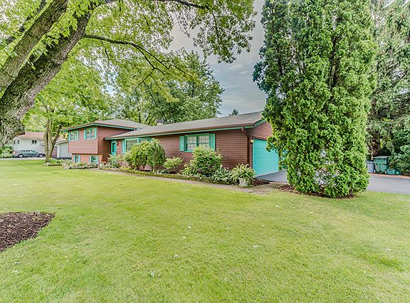 3rd image of 28W205 Hillview Dr